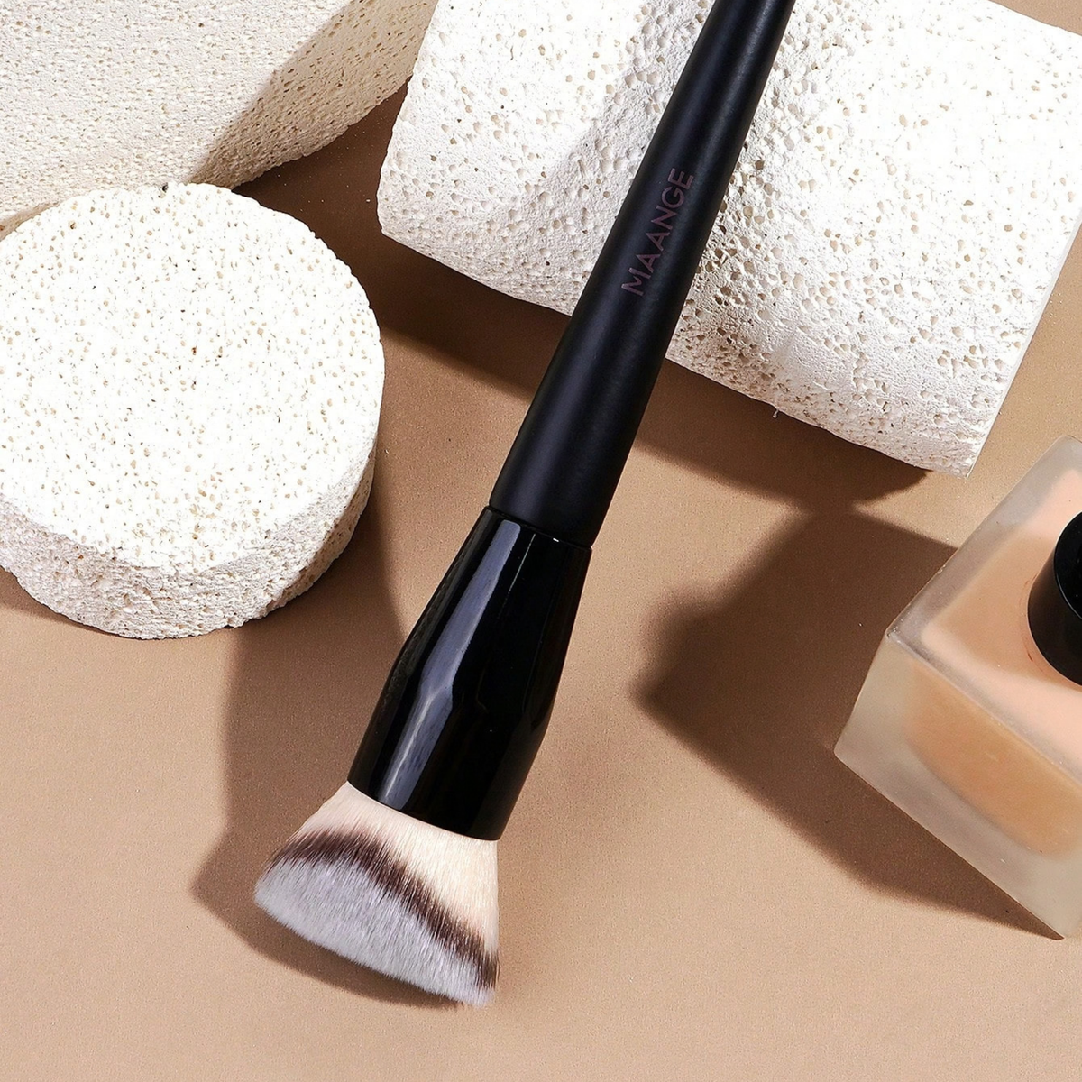 MAANGE Triangle Makeup Brush Black